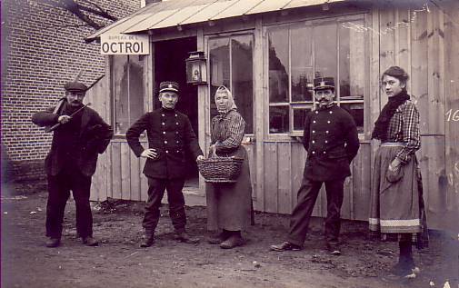 Des employés d'octroi vers 1920 à Camon (Somme)
