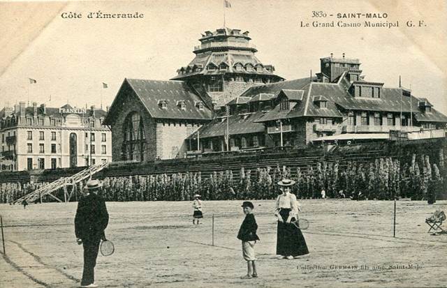 CPA - SAINT St MALO Le Grand Casino Municipal ( Hôtel Franklin Plage Jeu Raquettes Tennis Homme Femme élégante Enfant ) - Saint Malo