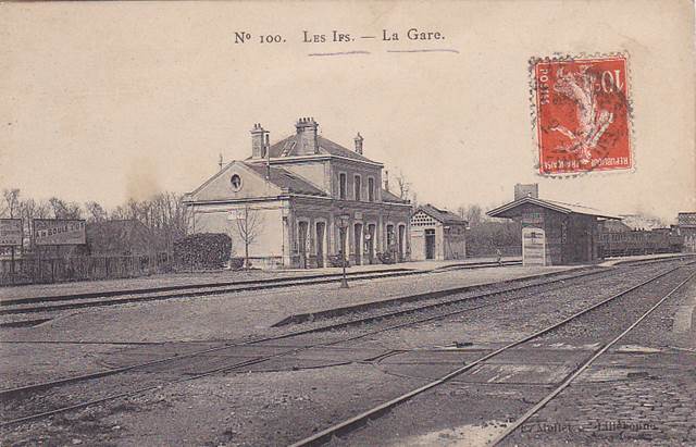 Tourville - Les Ifs - La Gare ( Deux Plaques De Retournement Au Premier Plan, Train Derrière Les Abris De Quai) - France