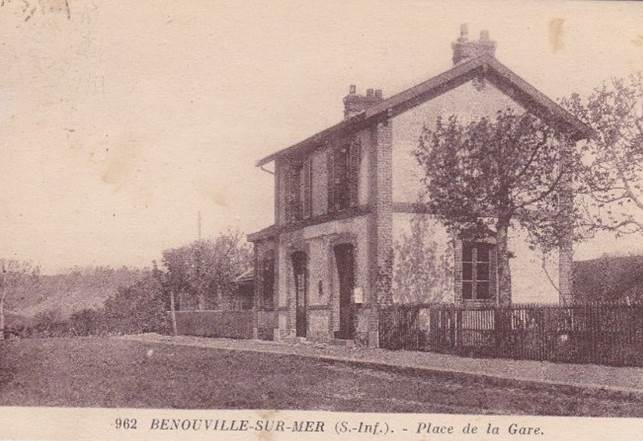 962  BENOUVILLE-SUR-MER   (S.-Inf.).  -  Place  De  La  Gare. - France