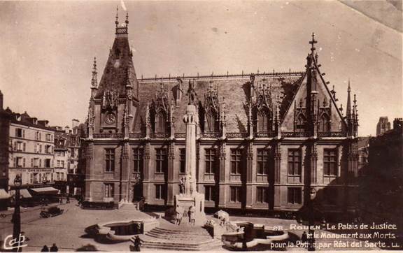 Rouen -  Rouen 76 Le Palais de Justice et le Monument aux Morts. 