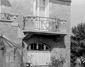 Elévation sud, détail de la ferronnerie du balcon de style art nouveau.