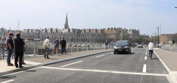 photo le pont tournant de saint-malo, qui relie l’avenue louis-martin à intramuros, a été ouvert à la circulation ce vendredi 2 juillet.  ©  ouest-france