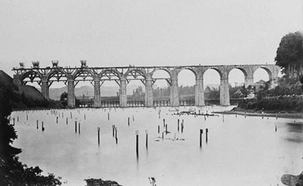 https://upload.wikimedia.org/wikipedia/commons/d/df/Le_viaduc_ferroviaire_de_Kerhuon_en_construction_%281862%29.jpg