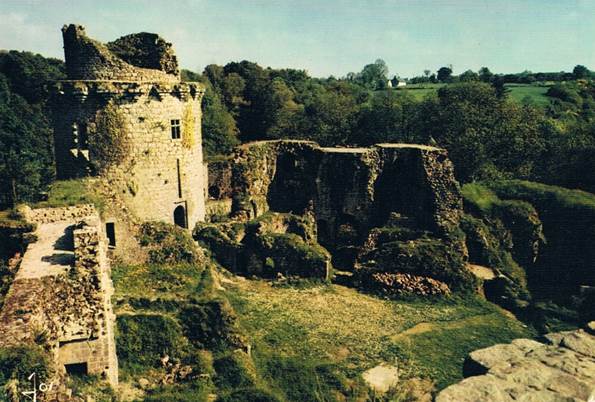 Ruines Du Château De TONQUEDEC Démantelé Sur L´ordre De Richelieu, Les Ruines Imposantes Se Dressent Sur La Vallée - Tonquédec