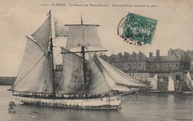 SAINT MALO  RETOUR DES TERRES NEUVAS  BATEAU PECHEUR RENTRANT AU PORT - Saint Malo